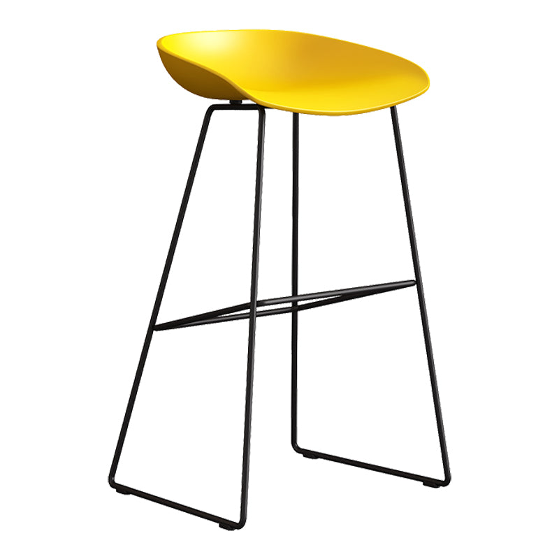 Sgabello da bar in plastica stile moderno. Sgabello da bar a secchiello ad altezza bancone