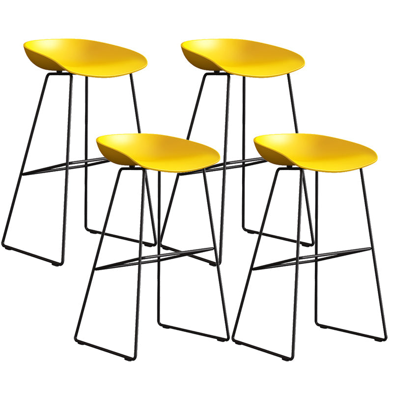 Sgabello da bar in plastica stile moderno. Sgabello da bar a secchiello ad altezza bancone