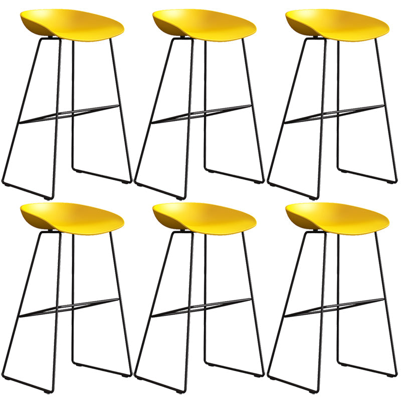 Sgabello da bar in plastica stile moderno. Sgabello da bar a secchiello ad altezza bancone