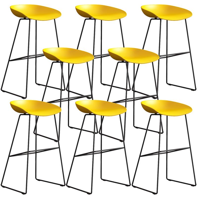 Sgabello da bar in plastica stile moderno. Sgabello da bar a secchiello ad altezza bancone