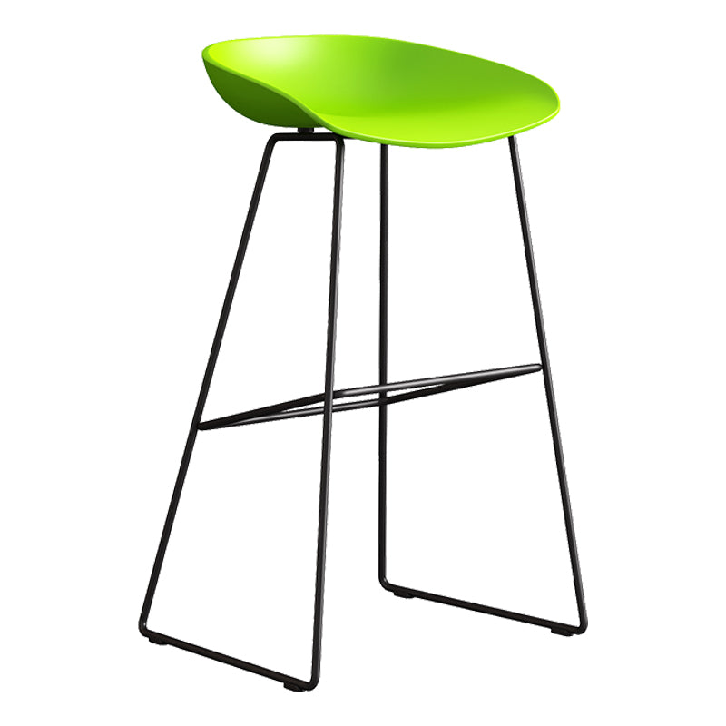 Sgabello da bar in plastica stile moderno. Sgabello da bar a secchiello ad altezza bancone