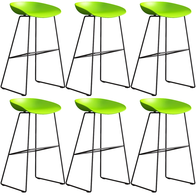 Sgabello da bar in plastica stile moderno. Sgabello da bar a secchiello ad altezza bancone