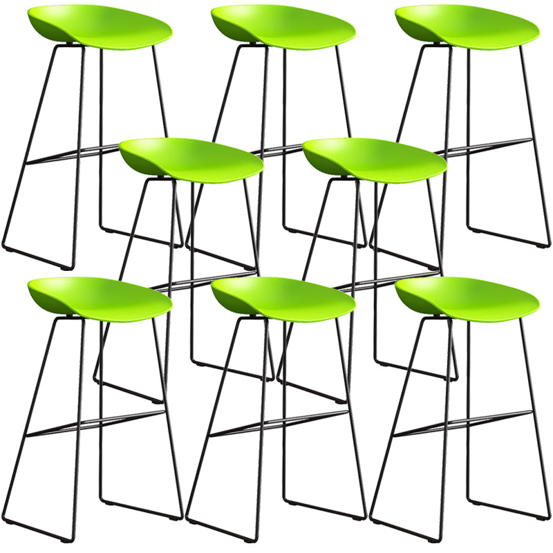 Sgabello da bar in plastica stile moderno. Sgabello da bar a secchiello ad altezza bancone