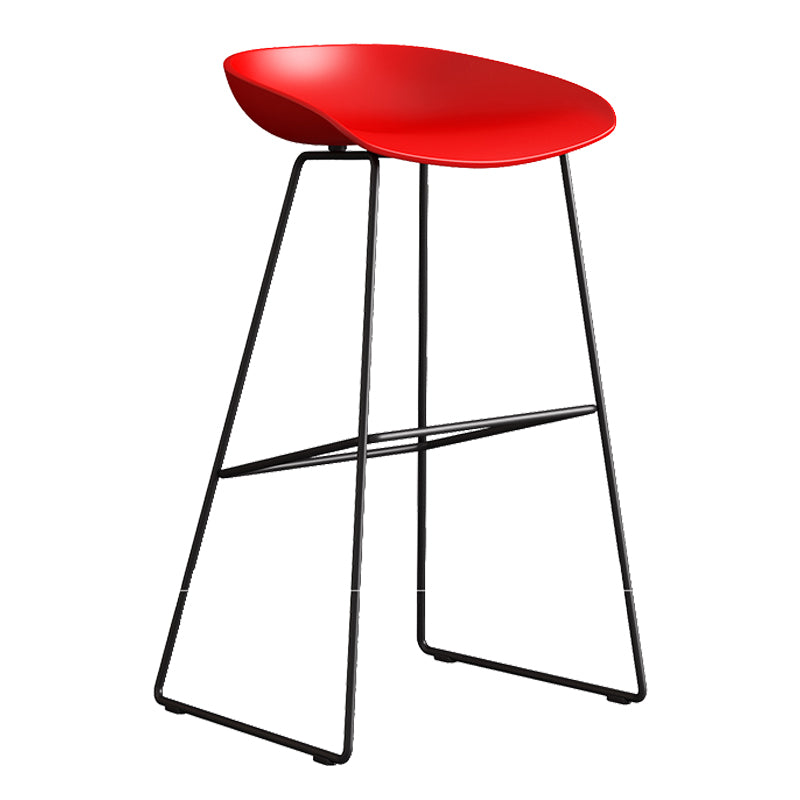 Sgabello da bar in plastica stile moderno. Sgabello da bar a secchiello ad altezza bancone