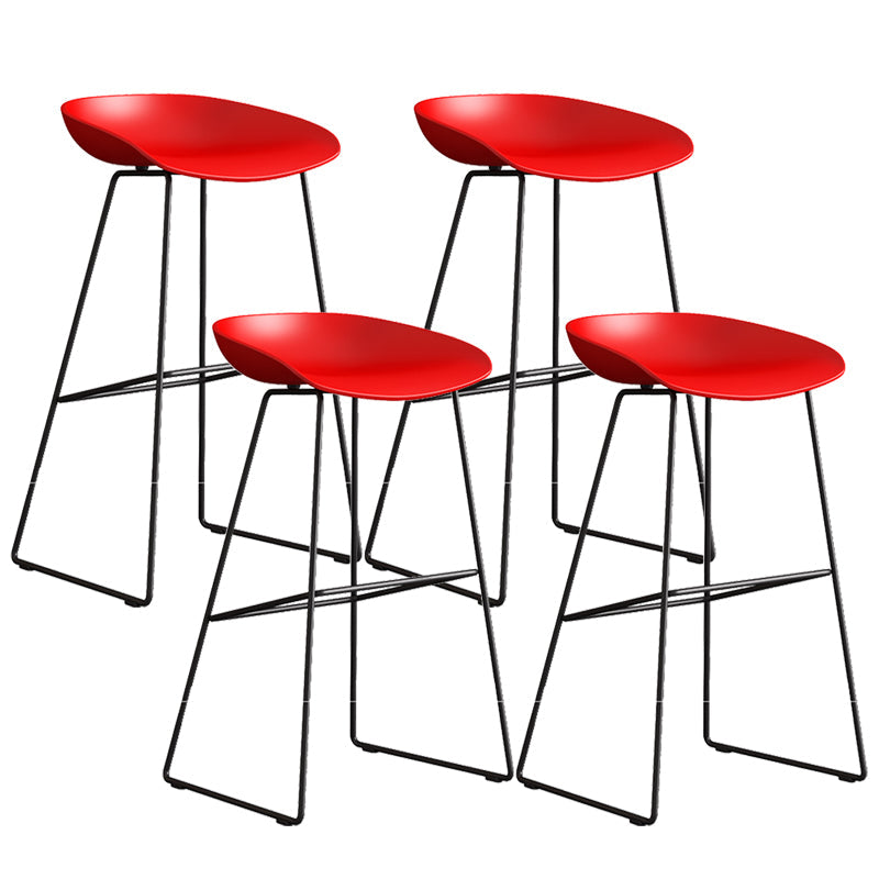Sgabello da bar in plastica stile moderno. Sgabello da bar a secchiello ad altezza bancone