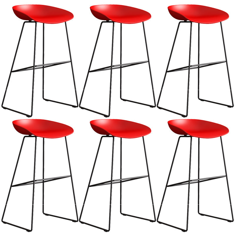 Sgabello da bar in plastica stile moderno. Sgabello da bar a secchiello ad altezza bancone