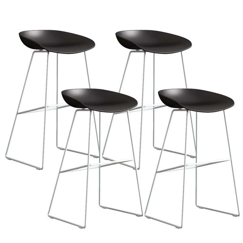 Sgabello da bar in plastica stile moderno. Sgabello da bar a secchiello ad altezza bancone