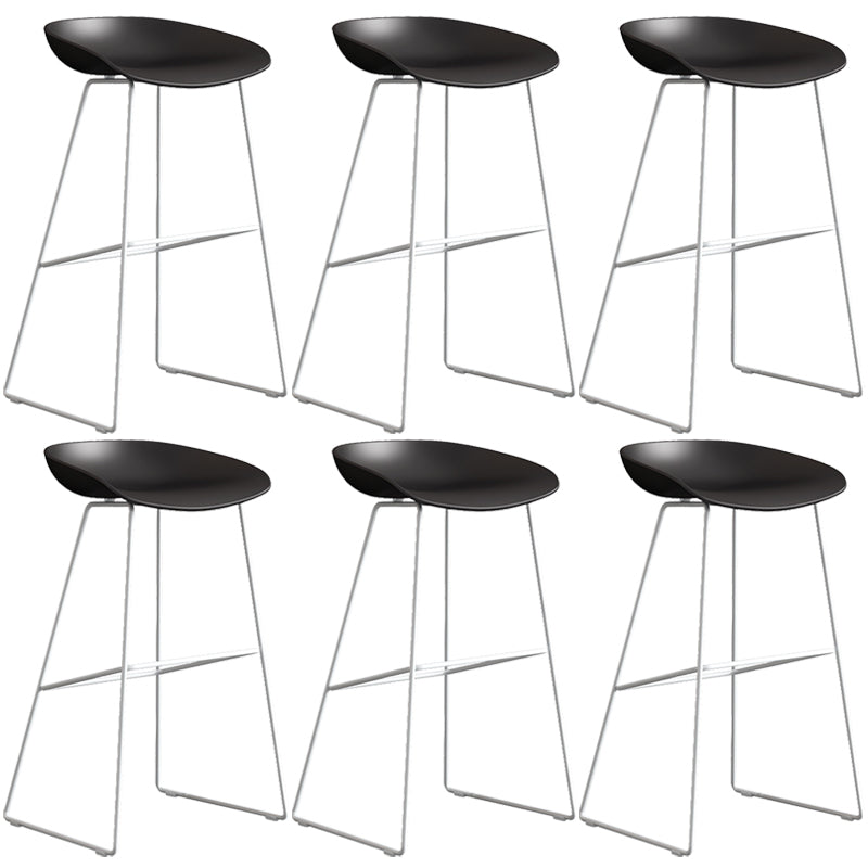 Sgabello da bar in plastica stile moderno. Sgabello da bar a secchiello ad altezza bancone
