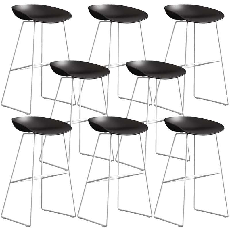 Sgabello da bar in plastica stile moderno. Sgabello da bar a secchiello ad altezza bancone
