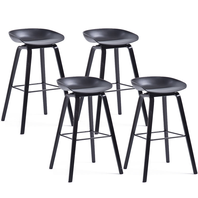 Sgabello da bar in plastica stile moderno. Sgabello da bar a secchiello ad altezza bancone