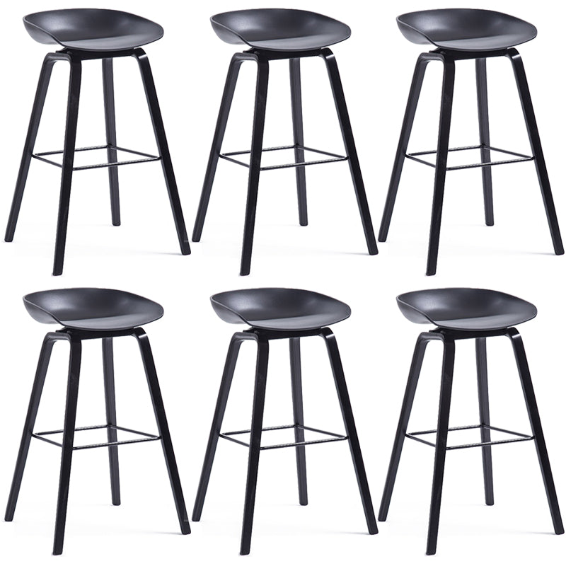 Sgabello da bar in plastica stile moderno. Sgabello da bar a secchiello ad altezza bancone