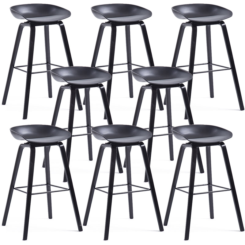 Sgabello da bar in plastica stile moderno. Sgabello da bar a secchiello ad altezza bancone