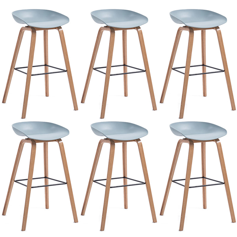 Sgabello da bar in plastica stile moderno. Sgabello da bar a secchiello ad altezza bancone
