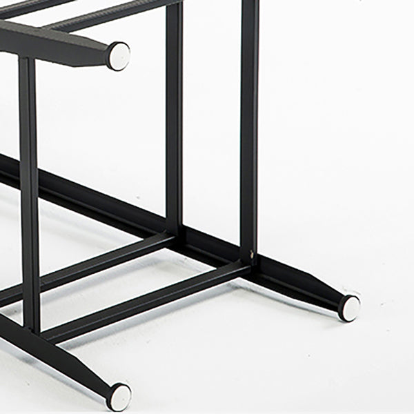 Industriële zwarte teller ontlasting met metalen barkrukken van vierkante zitplaatsen voor bar