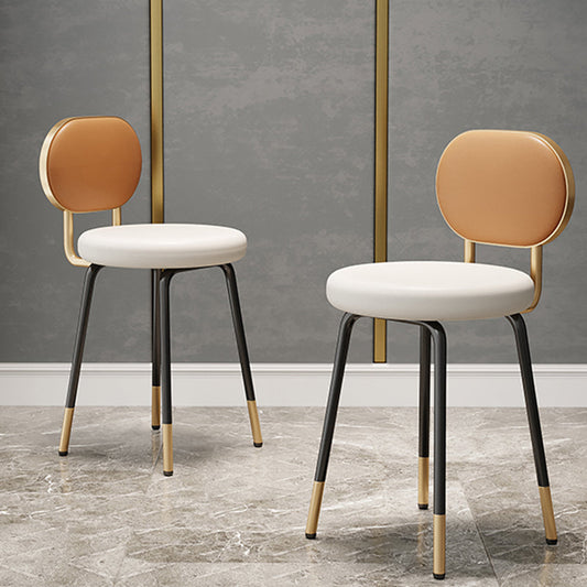 Chaise luxueuse sans bras rembourré à dossier ouvert en cuir à l'arrière avec base en métal