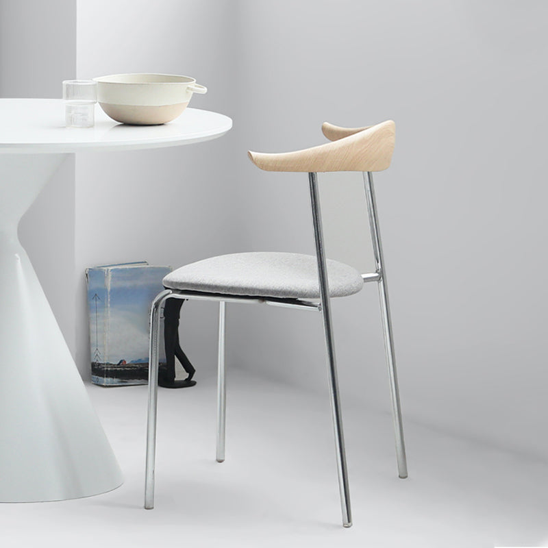 Moderne stijl gestoffeerde armloze stoel lederen eetkamerstoel met metalen basis