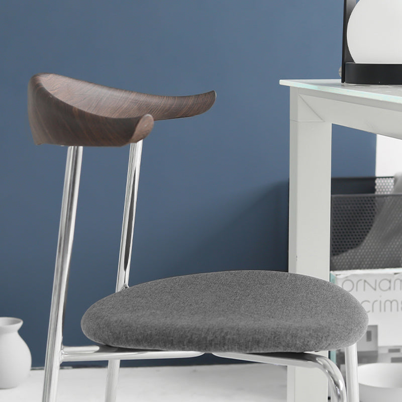 Moderne stijl gestoffeerde armloze stoel lederen eetkamerstoel met metalen basis