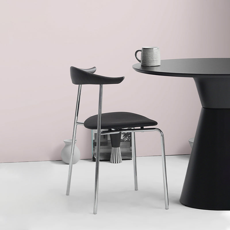 Moderne stijl gestoffeerde armloze stoel lederen eetkamerstoel met metalen basis