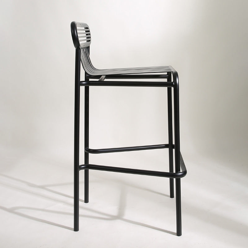 Quadratisches Industrie-Stehtisch-Set, 1/2-teiliger Thekentisch mit hohen Eisenhockern