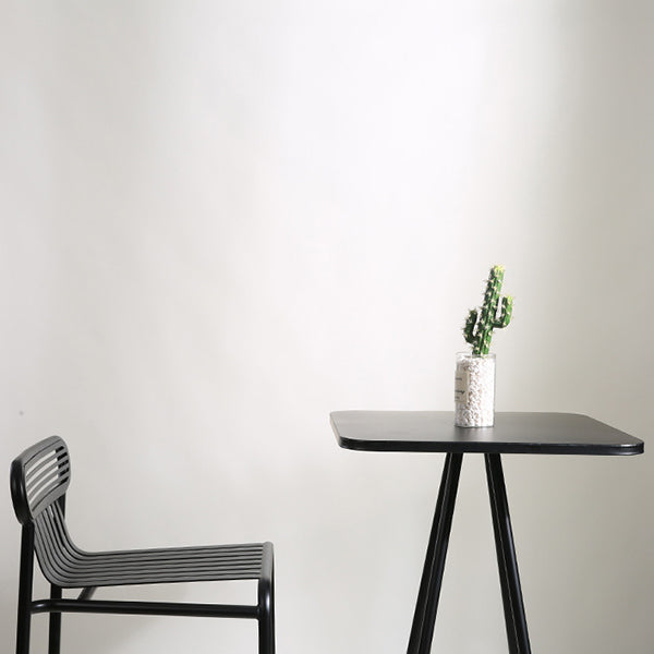 Quadratisches Industrie-Stehtisch-Set, 1/2-teiliger Thekentisch mit hohen Eisenhockern