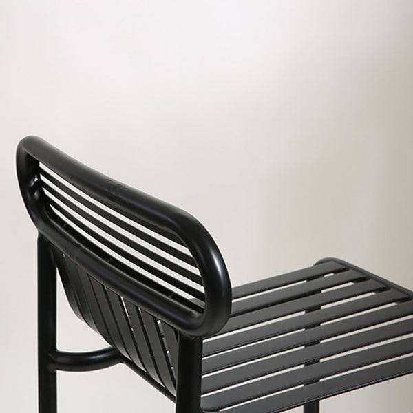 Quadratisches Industrie-Stehtisch-Set, 1/2-teiliger Thekentisch mit hohen Eisenhockern