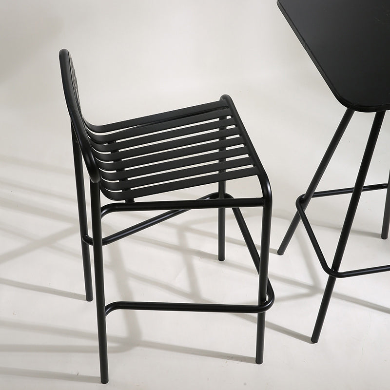 Quadratisches Industrie-Stehtisch-Set, 1/2-teiliger Thekentisch mit hohen Eisenhockern