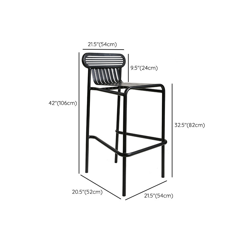 Quadratisches Industrie-Stehtisch-Set, 1/2-teiliger Thekentisch mit hohen Eisenhockern