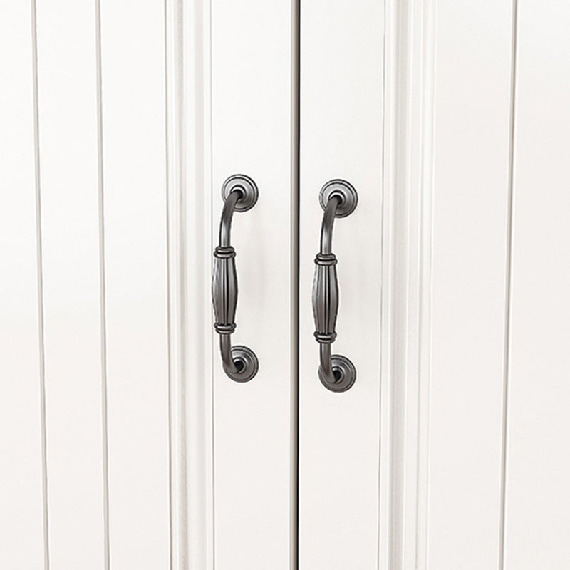 Moderne moderne accentkast uit het midden van de eeuw met houten laden en deuren