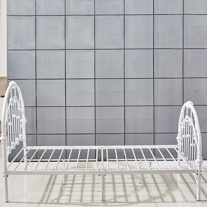 Letto a cornice di ferro standard con testiera arcuata e gambe metalliche