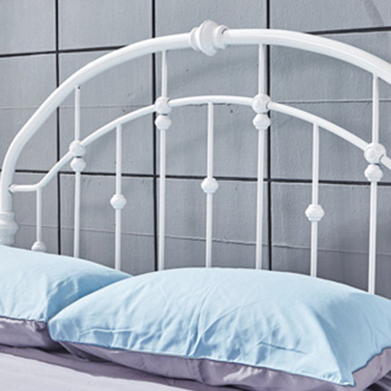 Letto a cornice di ferro standard con testiera arcuata e gambe metalliche