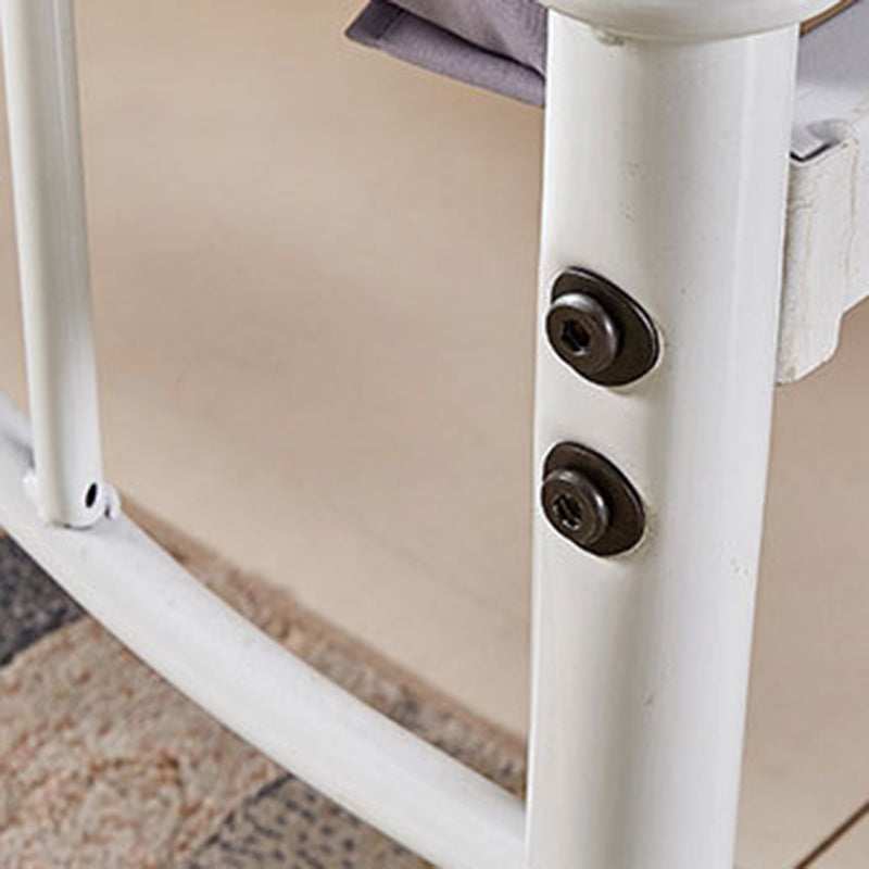 Letto a cornice di ferro standard con testiera arcuata e gambe metalliche