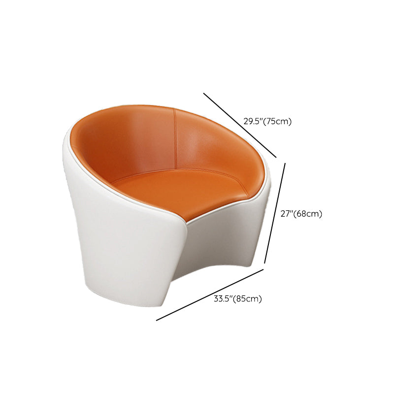 Eigentijdse hellende arm zit lederen bank voor woonkamer