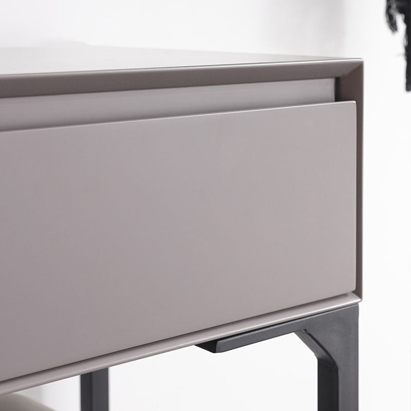 鏡と引き出しを備えた灰色の木製の虚栄心の虚栄心