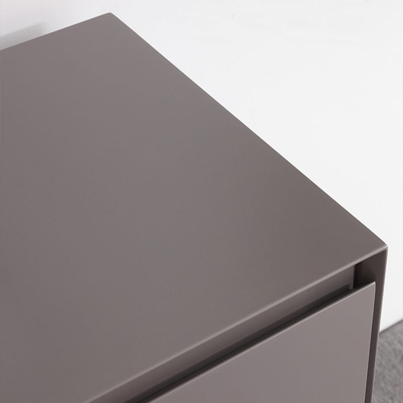 鏡と引き出しを備えた灰色の木製の虚栄心の虚栄心