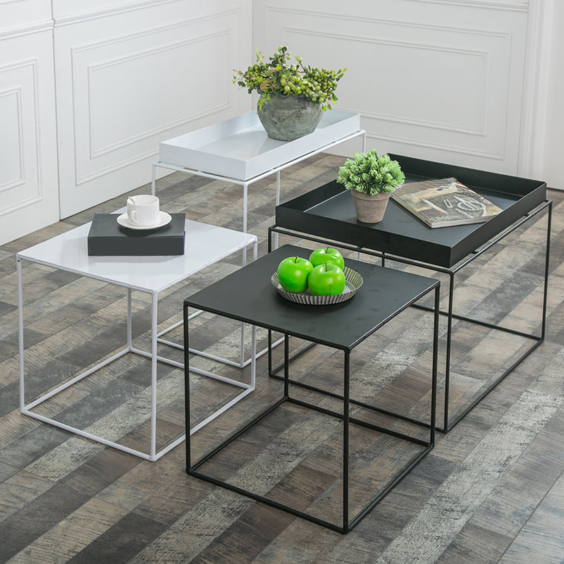 Mesa de metal de la mesa de esquina negra de mediados del siglo