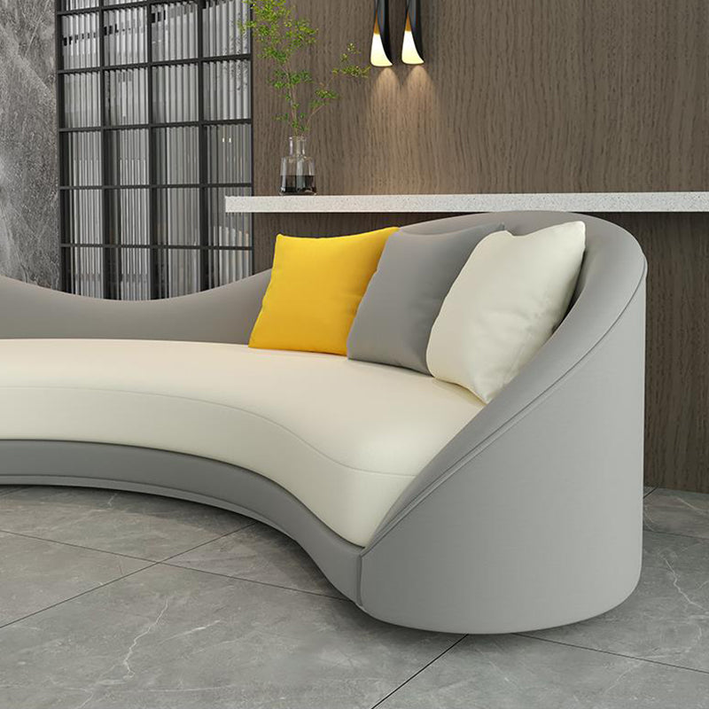 現代的な傾斜腕湾曲ソファーフェイクレザーラクダバックソファ