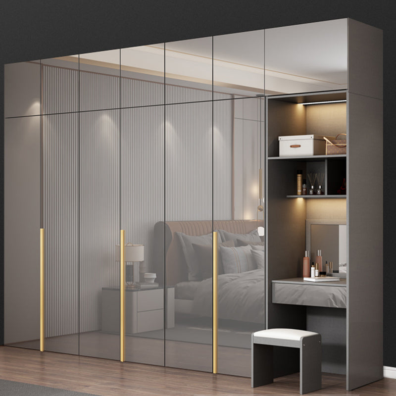 Witte verflicht luxe houten garderobe met planken en schuifdeur