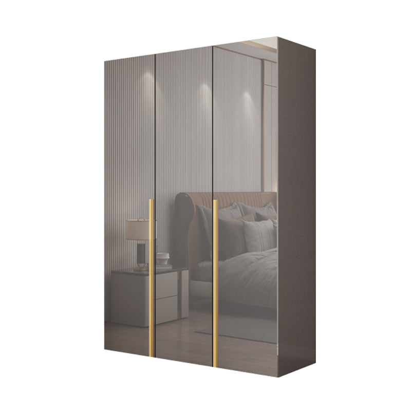 Witte verflicht luxe houten garderobe met planken en schuifdeur