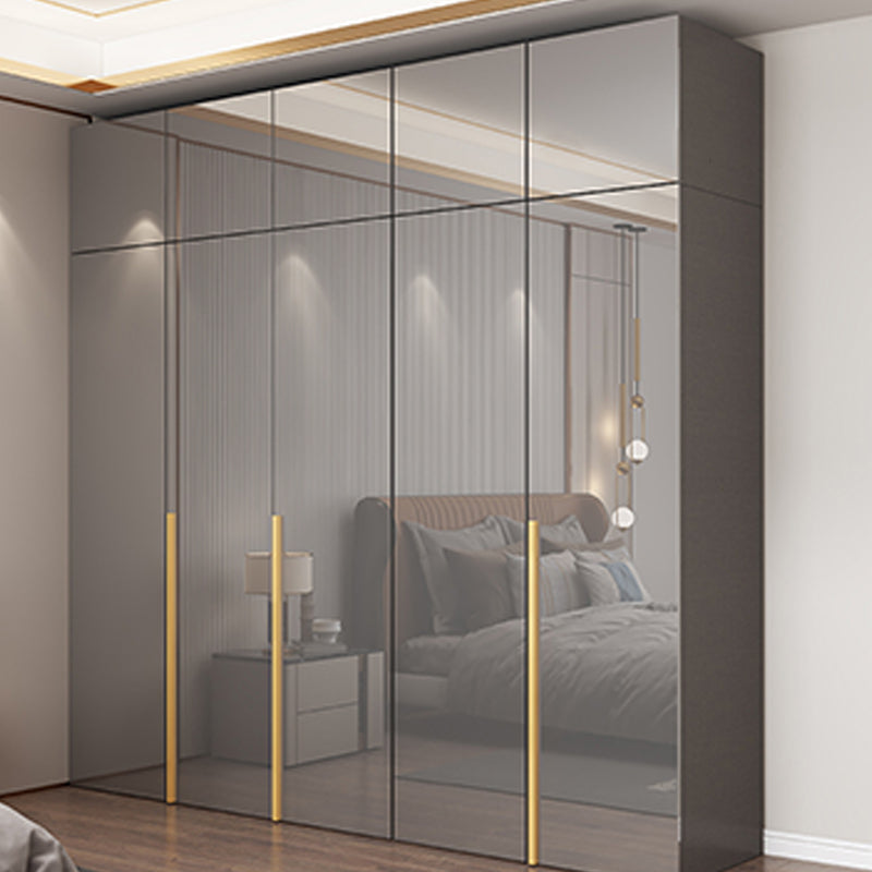 Witte verflicht luxe houten garderobe met planken en schuifdeur