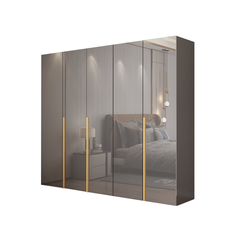 Witte verflicht luxe houten garderobe met planken en schuifdeur