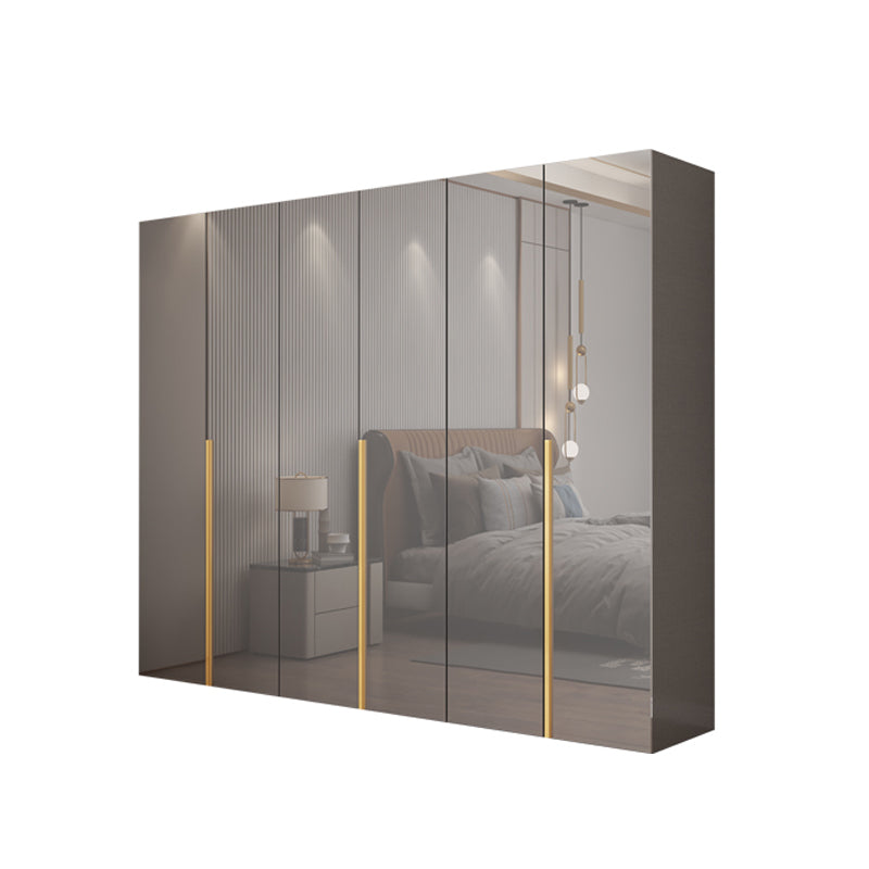 Witte verflicht luxe houten garderobe met planken en schuifdeur