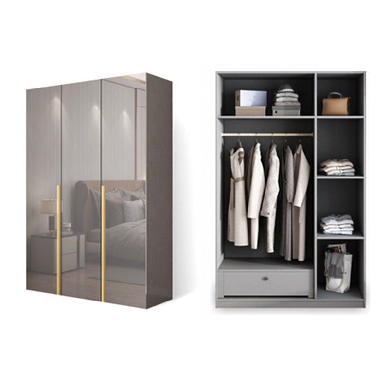 Witte verflicht luxe houten garderobe met planken en schuifdeur