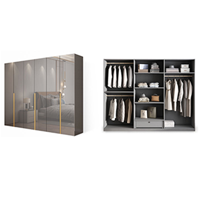 Witte verflicht luxe houten garderobe met planken en schuifdeur