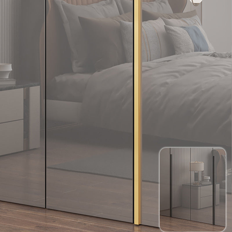 Witte verflicht luxe houten garderobe met planken en schuifdeur