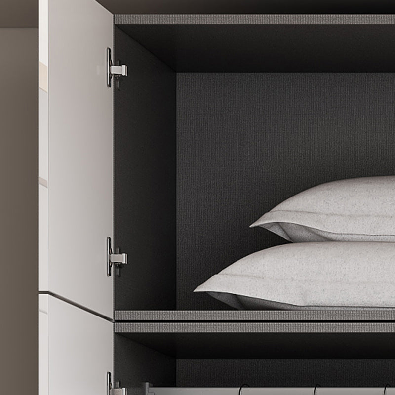 Witte verflicht luxe houten garderobe met planken en schuifdeur