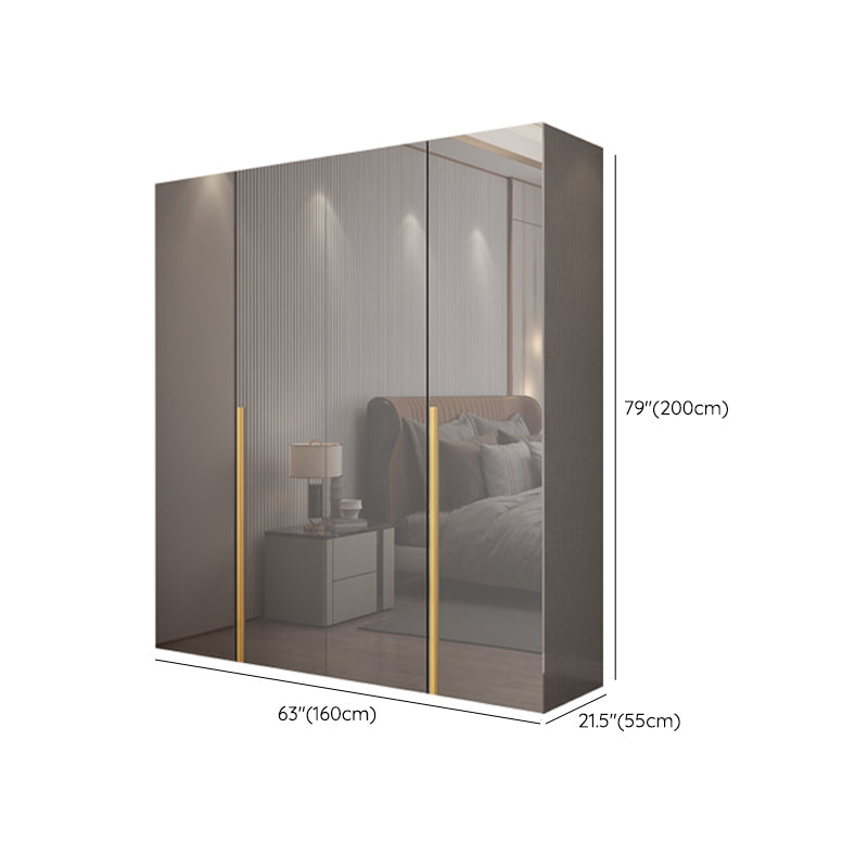 Witte verflicht luxe houten garderobe met planken en schuifdeur