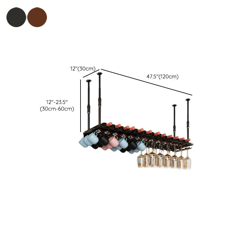 Bottiglia di vino in metallo industriale e portabottiglie in vetro appeso
