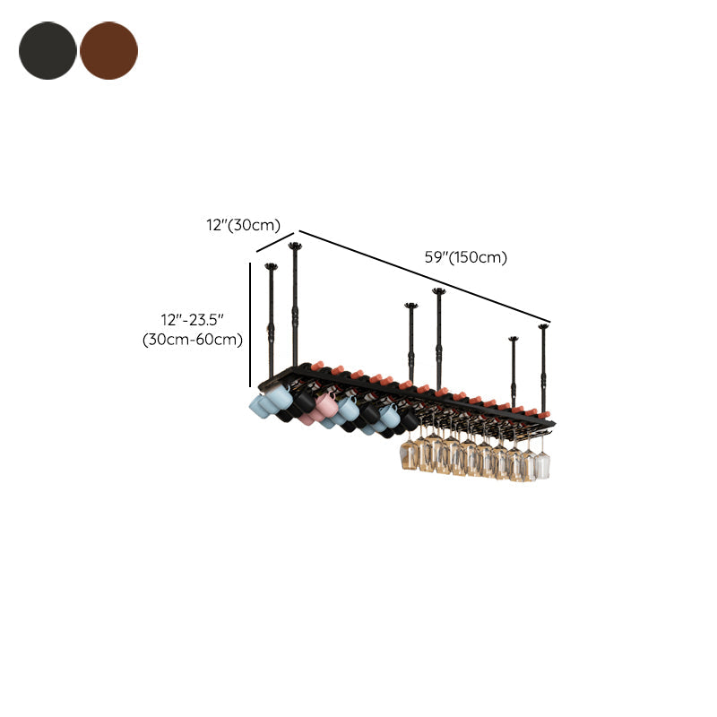 Bottiglia di vino in metallo industriale e portabottiglie in vetro appeso