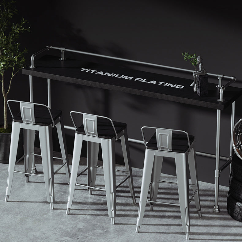 Tavolo da vino industriale da pub/bar in metallo con piano in legno e poggiapiedi