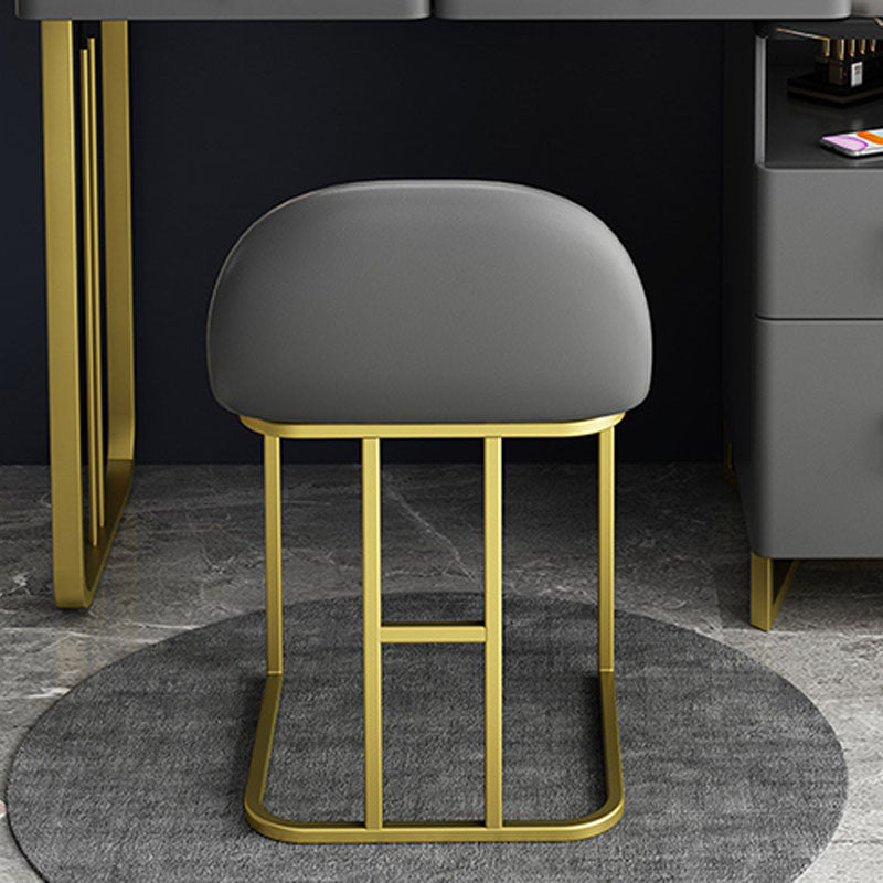 Tavolo da vanità glam con 4 cassetti e base dorata e top in pietra